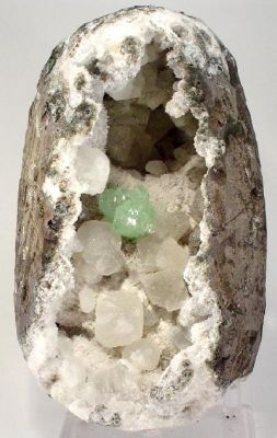 Apophyllite-(Kf), Calcite