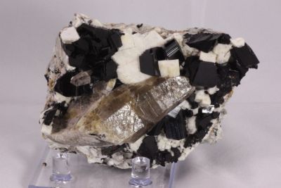 Arfvedsonite, Quartz (Var: Smoky Quartz), Orthoclase