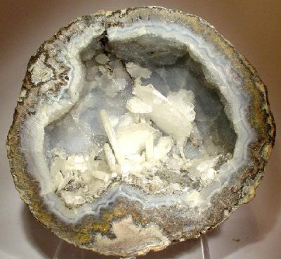Calcite, Quartz (Var: Chalcedony)