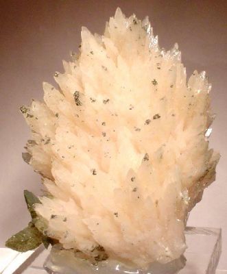 Calcite (Var: Manganoan Calcite), Chalcopyrite