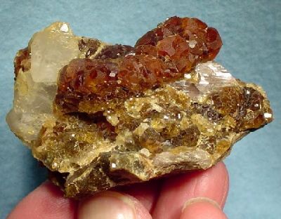 Grossular (Var: Hessonite), Quartz, Axinite-(Fe)