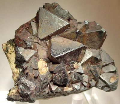 Hematite (Var: Martite), Magnetite