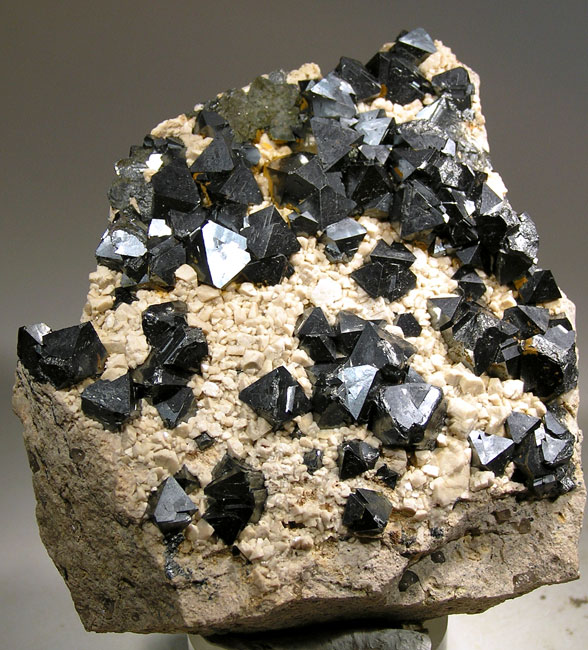 Черная кристаллическая порода. Титан-циркониевых минералов. Ильменит минерал. Gold Rush магнетит. Магнетит шпинель Хромит.