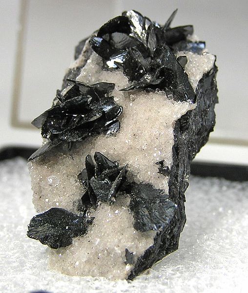 Манганит минерал. Манганит калия. Титанит черный в породе.