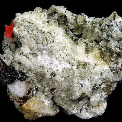 Haineaultite on Analcime and Natrolite
