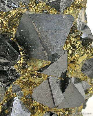Magnetite in Chalcopyrite