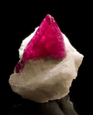 Spinel (Twinned) in Calcite