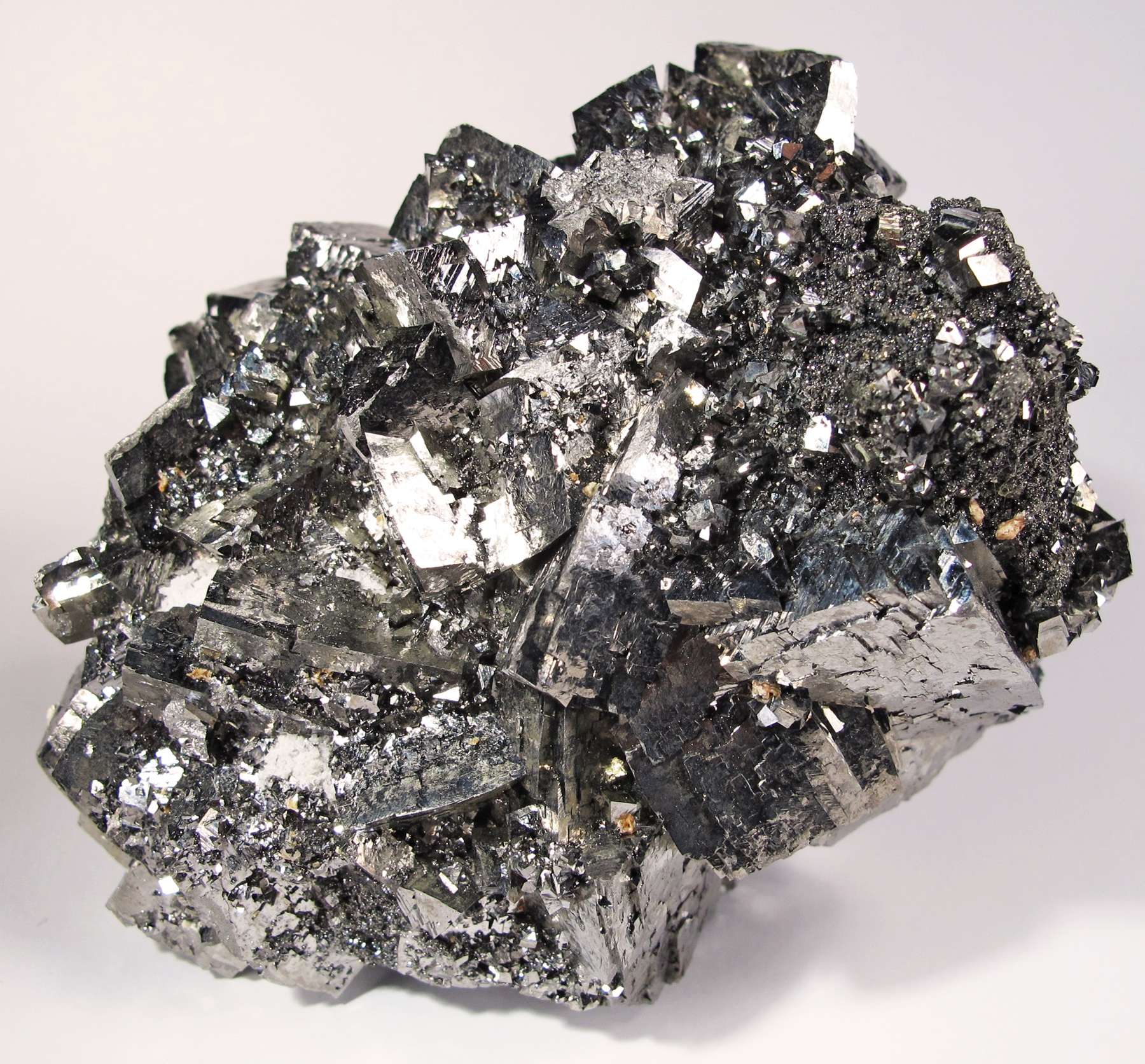 Железо это серебристо белый металл. Арсенопирит Кристалл. ОСМИСТЫЙ иридий минерал. Золотоносный арсенопирит. Камень арсенопирит минерал.