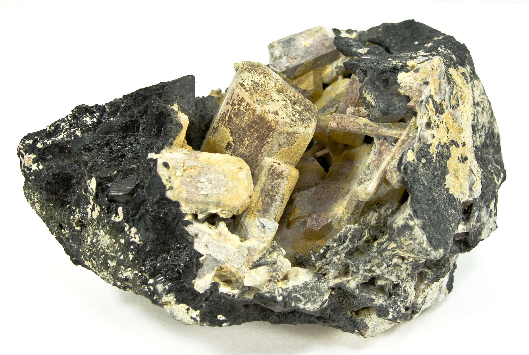 Алюминиевые руды полезные ископаемые. Нефелин Кольский полуостров. Нефелины алюминия. Нефелин минерал. Нефелин камень в природе.