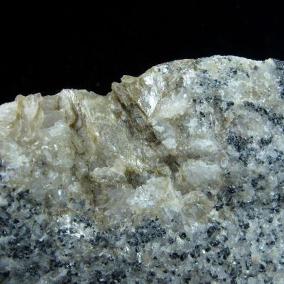 Tinzenite (Tl) in Calcite and Hematite