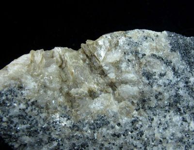 Tinzenite (Tl) in Calcite and Hematite
