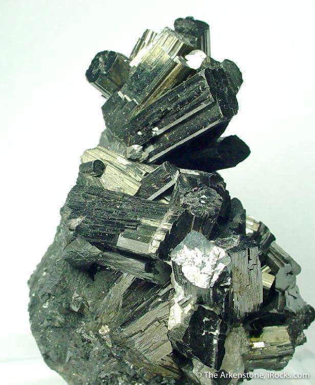 Манганит минерал. Манганит-магния. Бурая марганцевая руда манганит. Горы Гарц манганит.