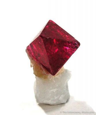 Spinel on Calcite